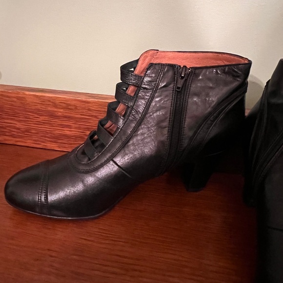 RE-MIX Classic Vintage Footwear Cassie Leather Button Front Ankle Boots size 9 - Picture 2 of 6